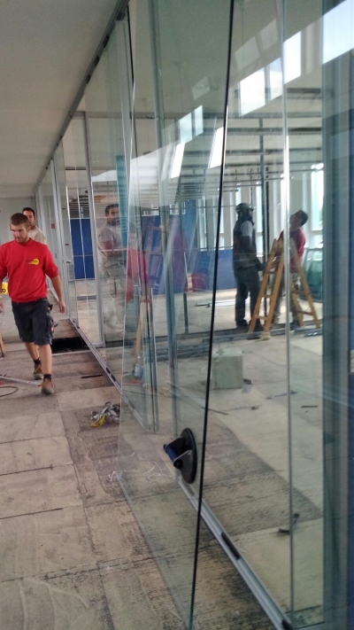 Glastrennwände montiert!