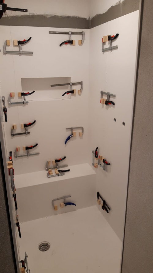 Corian-Montagen für Bäder, Labore und medizinische Bereiche